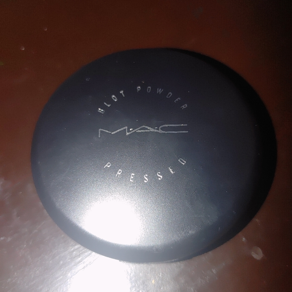 Mac cosmetics medium dark blotting powder